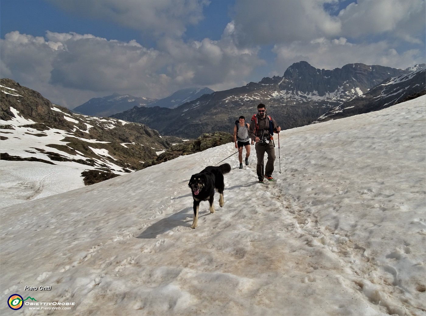 27 Proseguiamo per scendere ai Laghi Gemelli in compagnia di escursionista col bel cane nero Scintilla.JPG